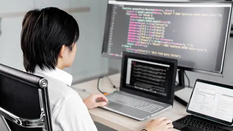 システム開発の作業風景のイメージ写真