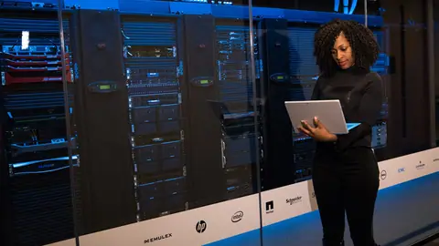 データセンターのサーバー設備のイメージ写真