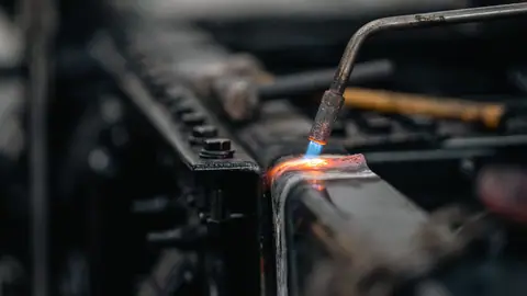 溶接ロボットによる加工のイメージ写真
